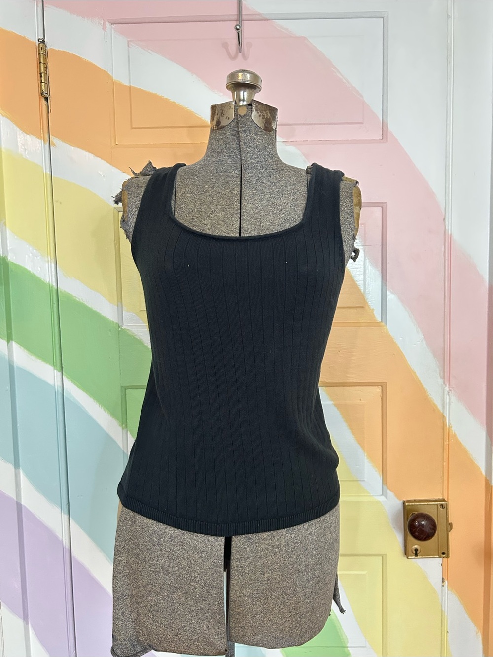 August 100% Silk Black Ribbed Tank Top Women’s Size M Minimalist Y2K 👽💚